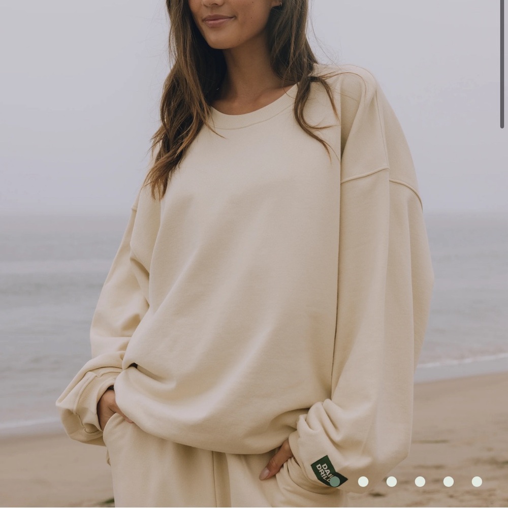 Daily drills sand crewneck (sold out online)
#dailydrills #cozy #trendy